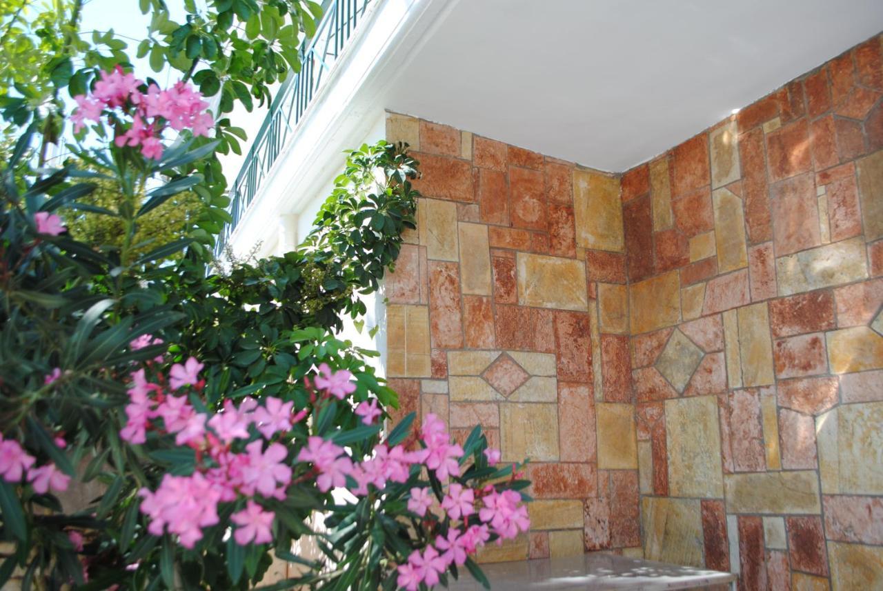Hotel Mikela Ksamil Bagian luar foto